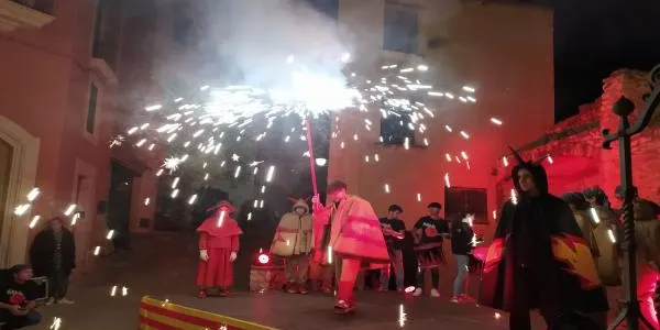 Els Diables Petits encenen Altafulla amb les carretilles ben carregades i uns versots que apunten en totes direccions
