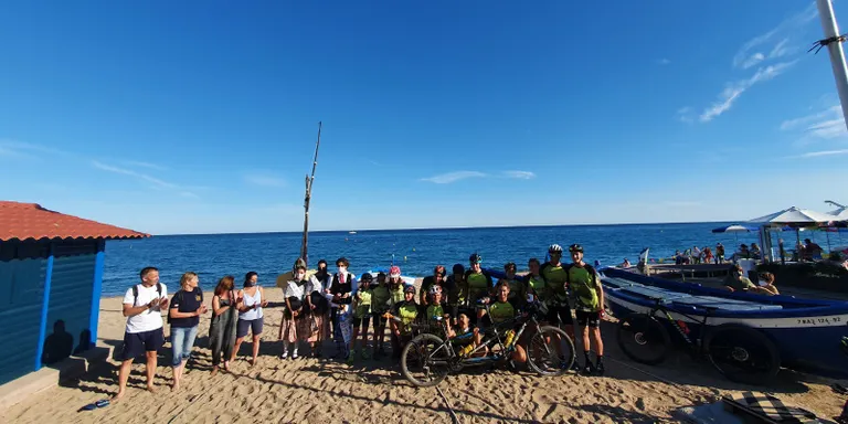 La Flama del Canigó arriba a Pineda portada en bicicleta pel Montpalau Team