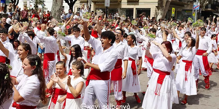 Més de 300 macips i macipes, macipets i macipetes surten per Sant Roc