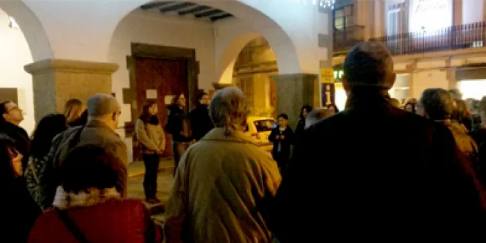 Una cinquantena d’arenyencs, entre veïns i càrrecs electes, van concentrar-se ahir a la plaça de l’Ajuntament en suport a Joan Coma