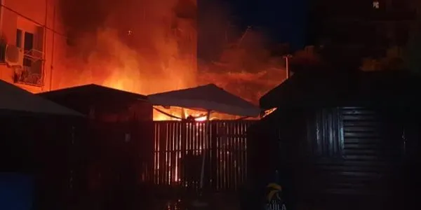 Un incendi a la terrassa del bar la Traviesa de Torredembarra obliga a desallotjar diversos veïns