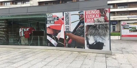 LA OFICINA DE TURISMO SE TIÑE DE ROJO, NEGRO Y BLANCO