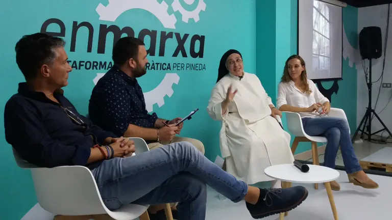 Sor Lucia Caram inaugura l'exposició 'Finestres'