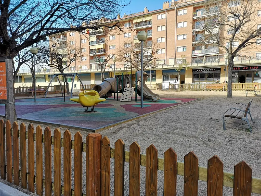 Millores al parc infantil de la plaça Carlos Trias