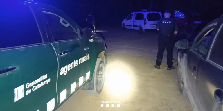 Els Agents Rurals denuncien cinc cotxes per acampar al pantà de Sant Ponç