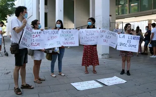 El personal investigador de la URV s'ha concentrat aquest dijous en senyal d'oposició a la reforma de la Llei de la ciència