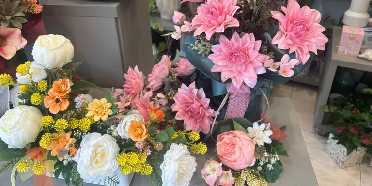 La flor artificial guanya terreny a la natural amb motiu de Tots Sants