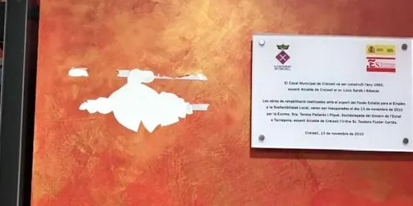 Arranquen la placa commemorativa de l’1-O a Creixell a la nit de Cap d’Any