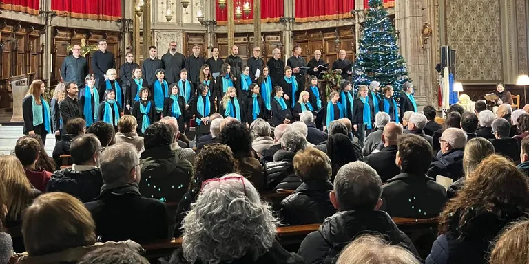 Més de 300 persones omplen la catedral per donar la volta al món amb l'Orfeó