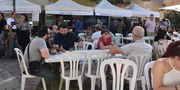 4.000 persones passen per l’11a edició de la Fira de la Cervesa Artesana de Torredembarra