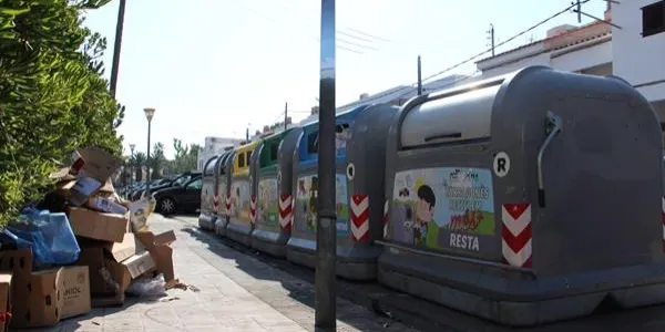 Una incidència amb el servei de recollida de la brossa a Altafulla provoca desbordaments als contenidors