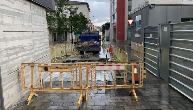 En marxa la pavimentació del carrer Gregori Montserrat a l'alçada de la plaça de Catalunya