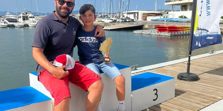 El club nàutic Arenys estrena nova flota d'optimist amb Albert Garrido al capdavant