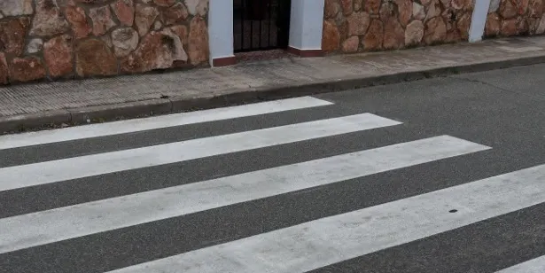 L'Ajuntament fa tasques de pintura viària a la Marítima Nord