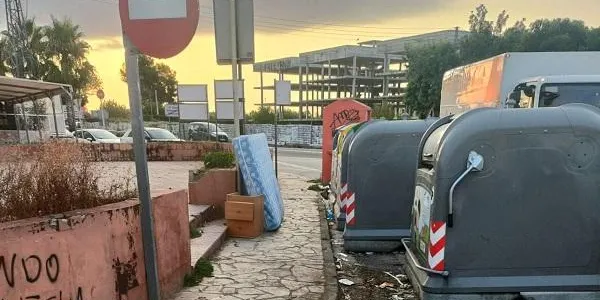 Creixell pateix la mala praxi d’algunes persones a l’hora de llençar els residus a les illes de contenidors