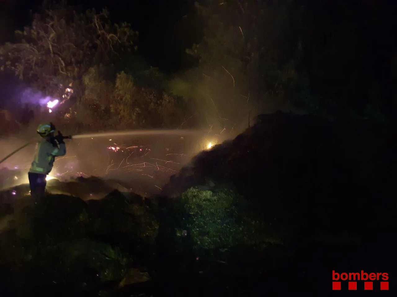 Els bombers treballen en l’extinció d’un incendi a la partida de l’Ardiaca de Cambrils