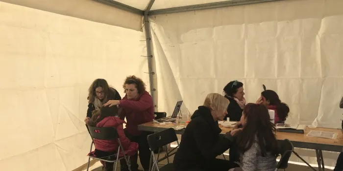 Els nens i nenes de la vila han gaudit, aquest matí, d'un taller de maquillatge
