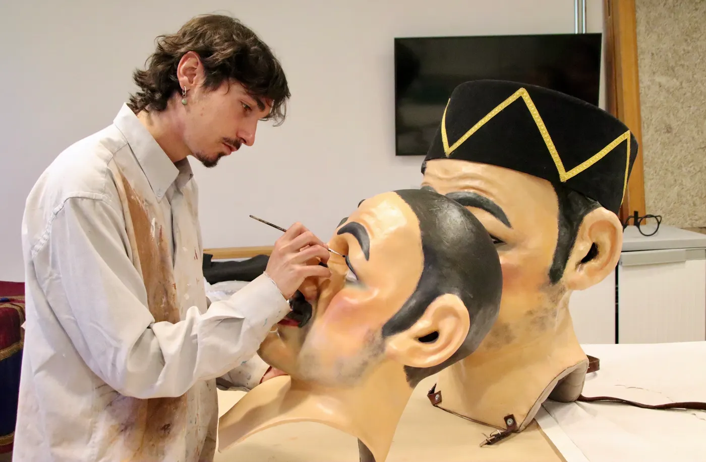 L'escultor solsoní Pau Reig combina tradició i innovació tecnològica per crear figures noves a la comparsa dels Nans Nous de la Patum Infantil