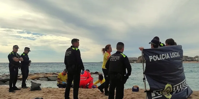 Troben una dona morta surant a l'aigua a Blanes