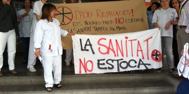 Dempeus per la salut pública i Marea Blanca reclamen responsabilitat als partits del 27S