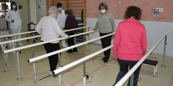 El Joan XXIII impulsa una escola perquè les persones grans aprenguin a evitar caure