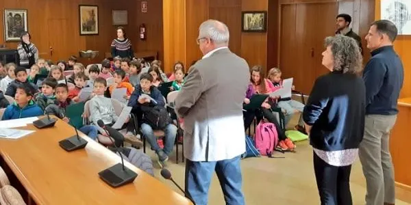 Els alumnes de 3r de l’escola La Portalada d’Altafulla coneixen de primera mà el funcionament de l’Ajuntament