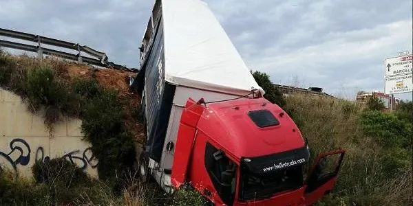 Es registra un nou accident a l’N-340 per la col·lisió de tres camions i dos turismes aquest dilluns a la tarda