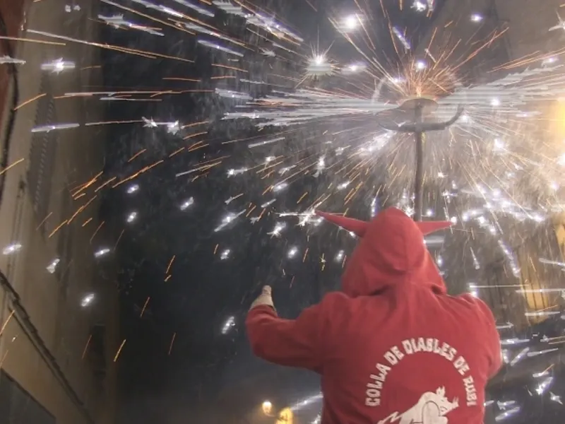 VÍDEO Els carrers de Rubí s'omplen de foc