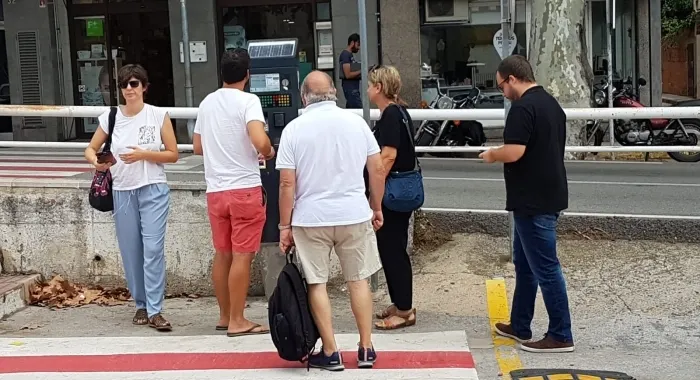 Les cues segueixen a l'hora de pagar la zona blava 