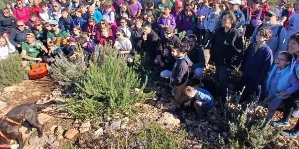 La pujada solidària al Pic de la Mola suma més de 200 caminadors en un sol dia