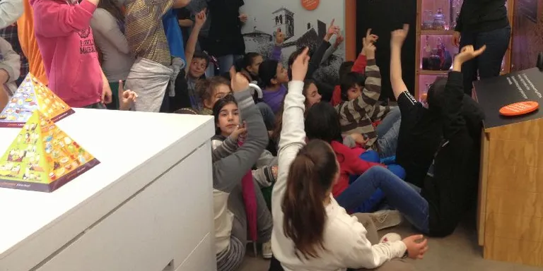 Els alumnes de cicle superior de l'Escola Pau Claris visiten el Bus Alícia