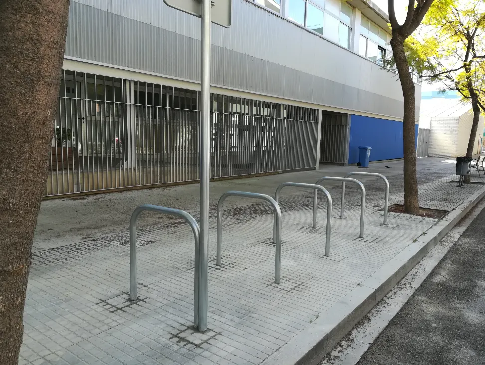 Nous aparcaments per a bicicletes davant l’institut Pere Ribot