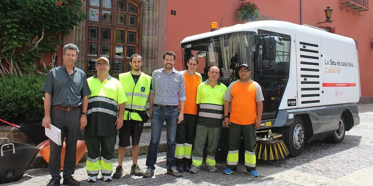 L'Ajuntament de la Seu incorpora una màquina escombradora per millorar la neteja viària