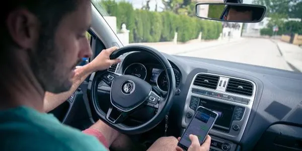 En marxa una campanya de prevenció i control de les distraccions al volant i l’atenció als semàfors