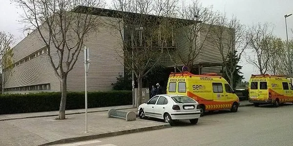 Una vuitantena de persones es concentren a les portes del CAP Torredembarra per exigir millores en el servei