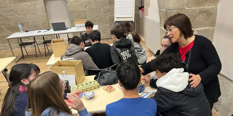 Una cinquantena d'estudiants de l'Escola Arrels aprenen a defensar els seus drets com a consumidors