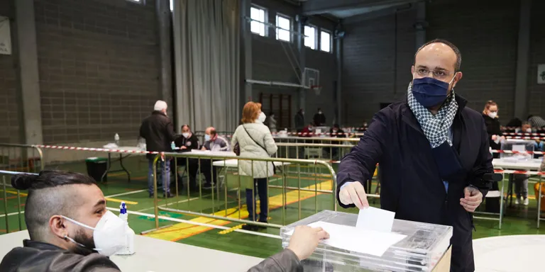 Alejandro Fernández demana una alta participació per "enfortir" la democràcia: "Si no hi vas, altres decideixen per tu"
