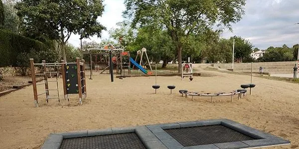 Les fortes pluges de les últimes hores obliguen a ajornar la inauguració del parc infantil de Brises del Mar