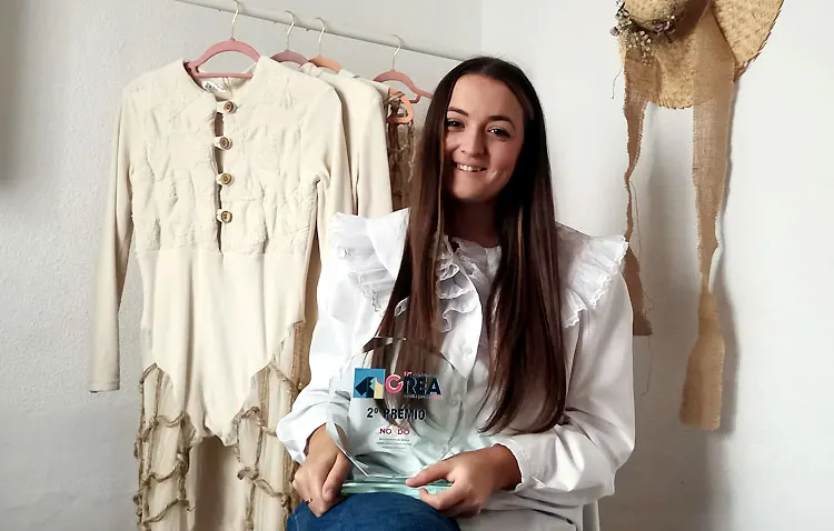 La diseñadora utrerana Helena López triunfa con una colección inspirada en los insectos y sostenible con el medio ambiente