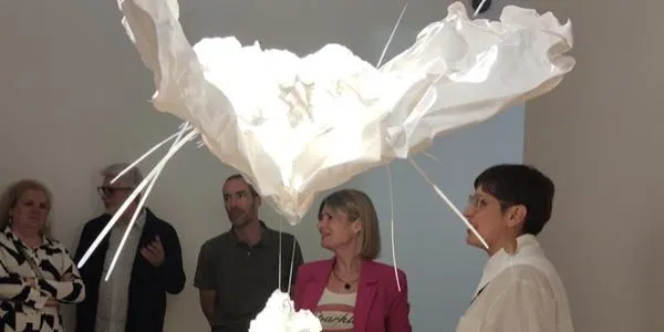 Les escultures d’Ariadna Parreu omplen la sala d’exposicions temporals del MAMT amb el projecte ‘Boca-Bola’