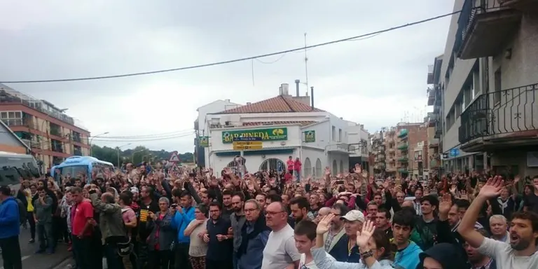 Enfrontament verbal i molta tensió amb la Policia Nacional a Pineda Centre