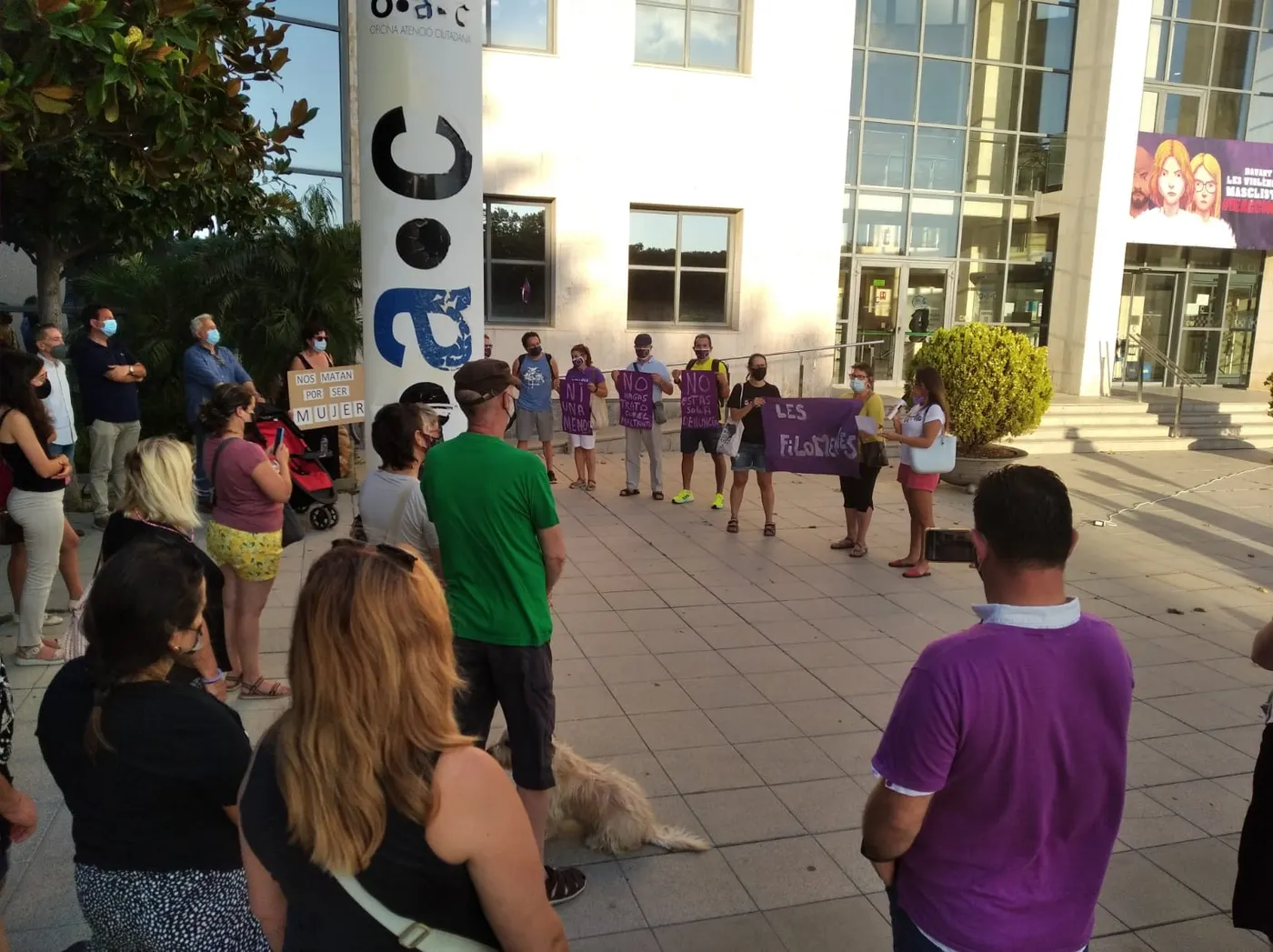 Una seixantena de persones es concentren a Cambrils per condemnar la violència masclista