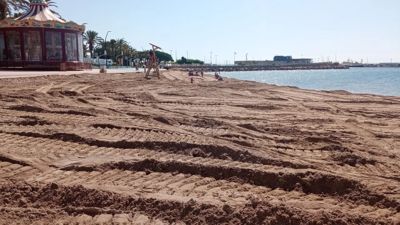 Les platges de Cambrils ja tenen tota la sorra que havia desaparegut durant els temporals 