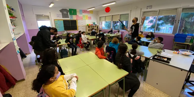 L'Escola Ventura Gassol compta amb beques Carburos Metálicos per un campus de ciència