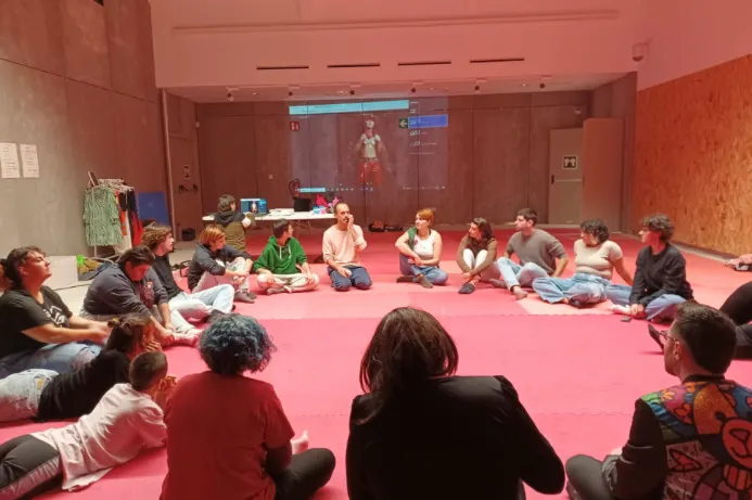Una cinquantena de persones assisteixen a la primera jornada Vallès Queer, a Cardedeu, adreçada a la comunitat LGBTIA+ de la comarca