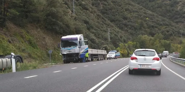 Un ferit greu en un xoc a la carretera N-145, a les Valls de Valira