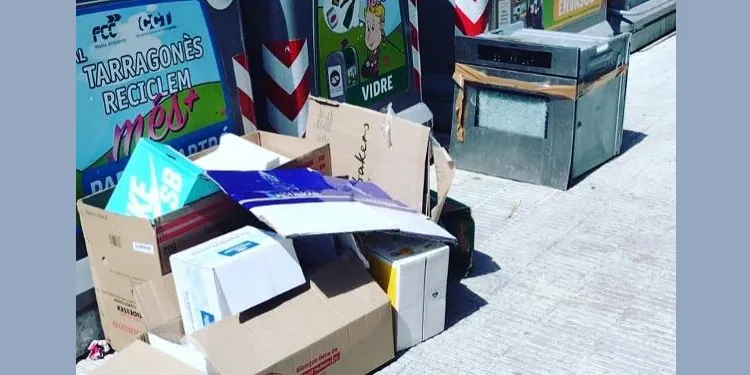 La Brigada Municipal d'Altafulla reforça la neteja de les illes de contenidors