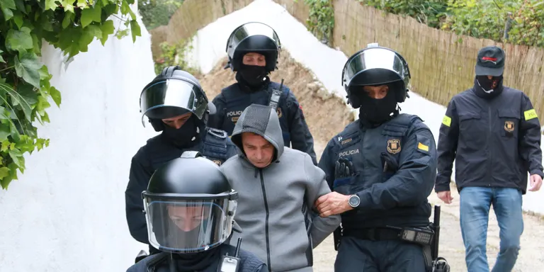 Almenys tres detinguts en un operatiu antidroga contra una organització que operava a diferents demarcacions