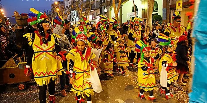 La gent que va assistir a la rua de carnaval va acabar descontenta amb el canvi de dia del ball de carnaval