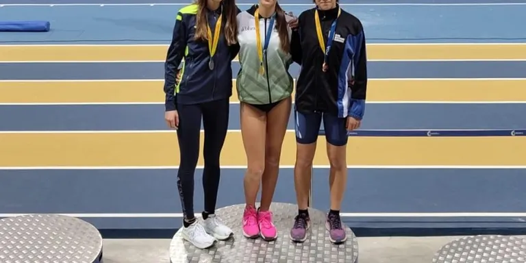 L’atleta Aina Ferré es penja la medalla de bronze al Campionat de Catalunya sub 16